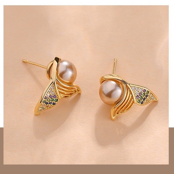 💎 BOGO❗️ PRICE🔻 Mermaid’s Tail Pearl Earrings - Picture 7 of 7
